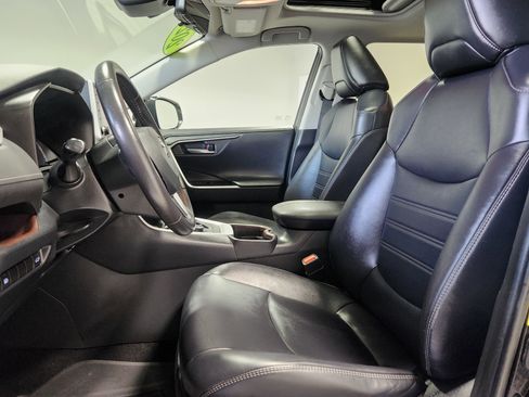 Used 2019 Toyota RAV4 Limited image 11
