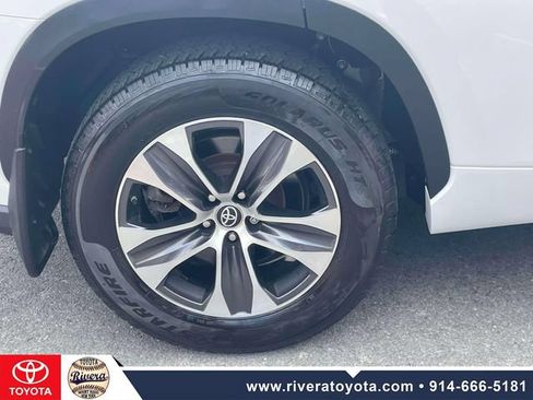 Used 2023 Toyota Highlander XLE AWD/4WD image 8