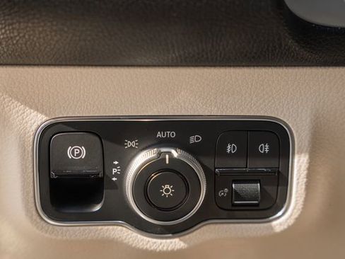 Used 2022 Mercedes-Benz GLB 250 4MATIC image 42