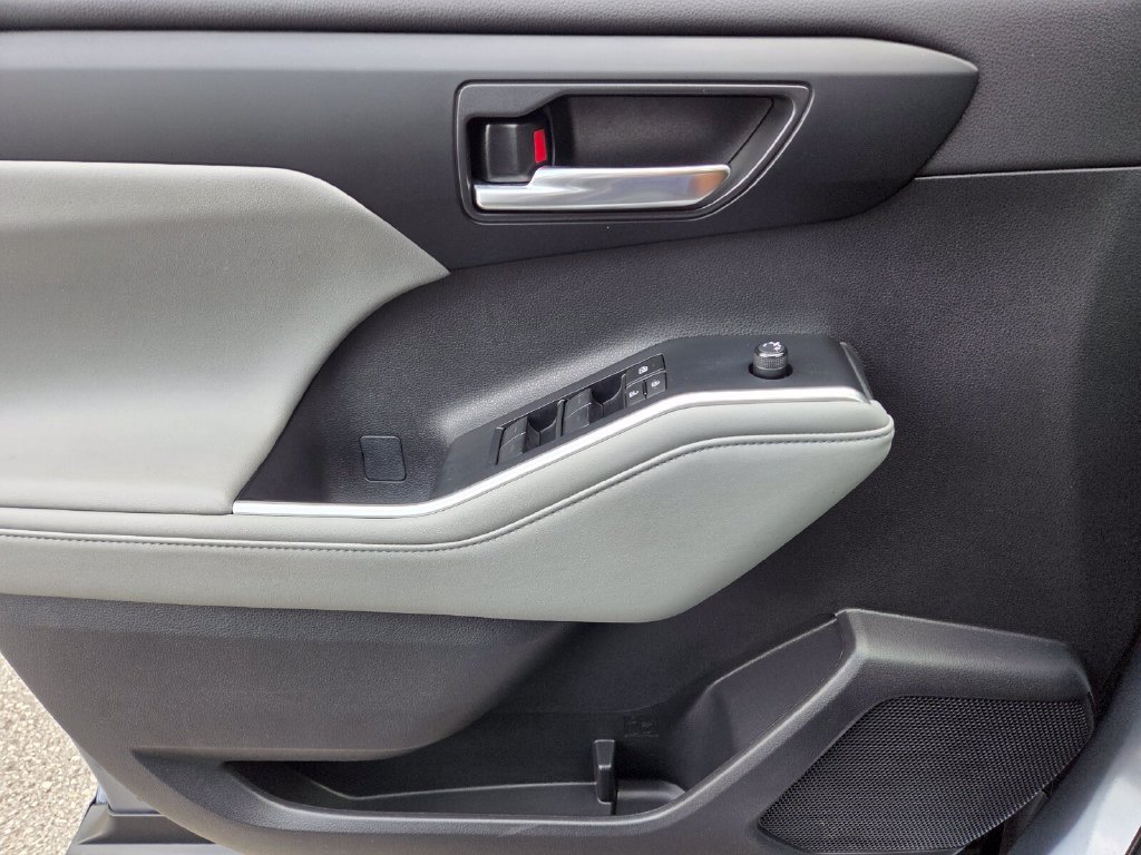 Used 2023 Toyota Highlander XLE FWD image 30