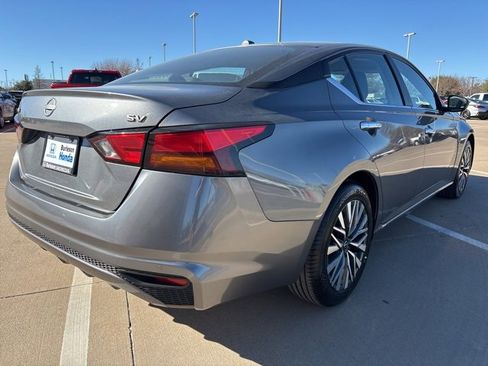 Used 2024 Nissan Altima 2.5 SV image 3