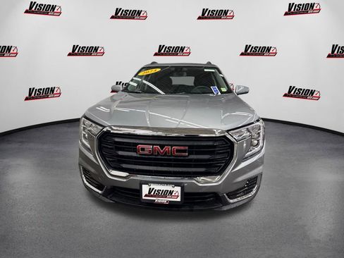Used 2024 GMC Terrain SLE w/ Driver Convenience Package image 2