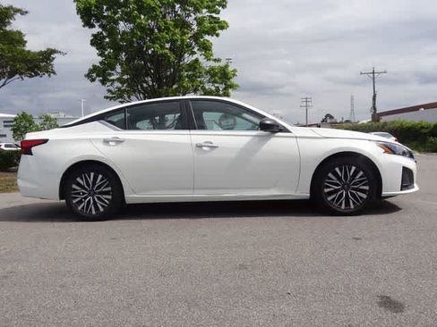 Used 2025 Nissan Altima 2.5 SV FWD image 4