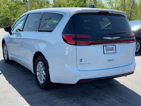 Used 2024 Chrysler Pacifica Touring-L FWD image 6