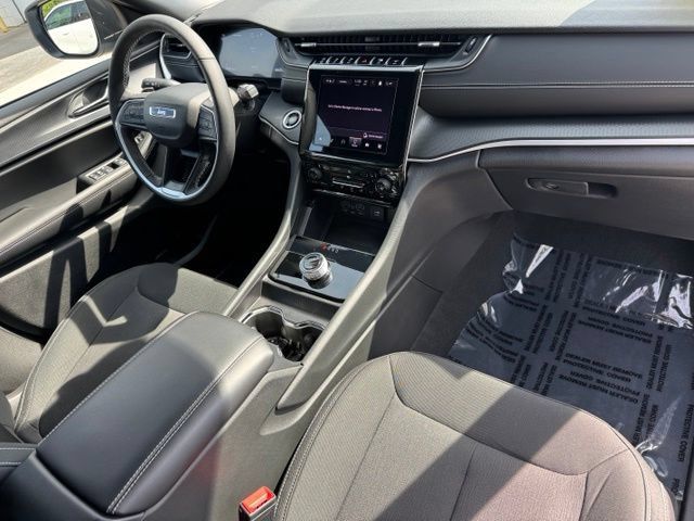 Used 2025 Jeep Grand Cherokee Laredo X w/ Luxury Tech Group I AWD/4WD image 30