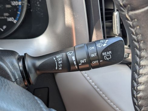 Used 2017 Toyota RAV4 XLE AWD/4WD image 31