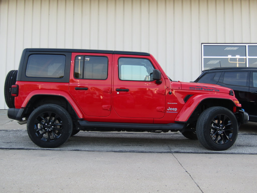 Used 2023 Jeep Wrangler Unlimited Sahara w/ Cold Weather Group AWD/4WD image 2