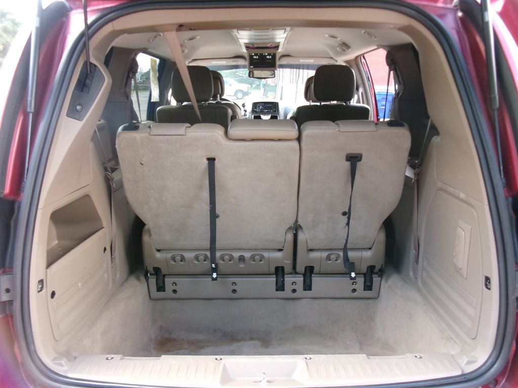 Used 2013 Chrysler Town & Country Touring-L w/ Driver Convenience Group FWD image 39