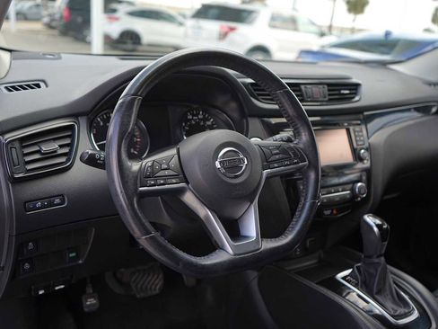 Used 2017 Nissan Rogue Sport SL image 2