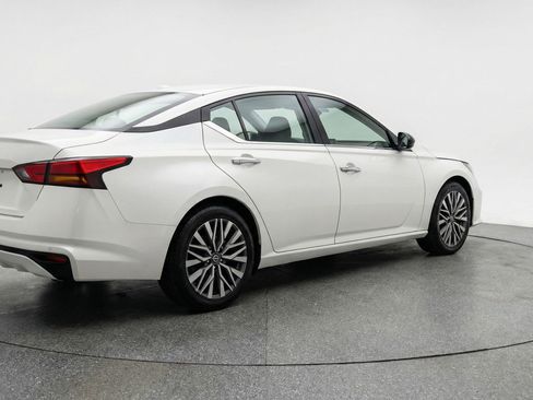 Used 2025 Nissan Altima 2.5 SV FWD image 7