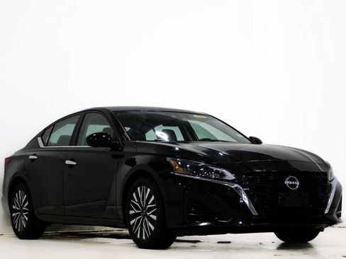 Used 2023 Nissan Altima 2.5 SV image 1