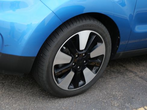 Used 2018 Kia Soul + FWD image 5
