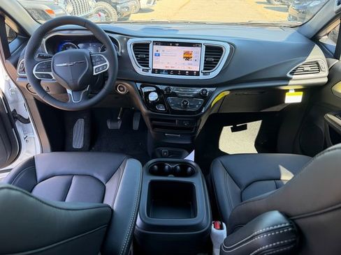 New 2026 Chrysler Voyager LX FWD image 23