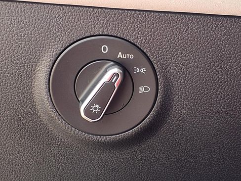 Certified 2025 Volkswagen Taos SE FWD image 16