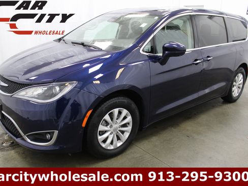 Used 2020 Chrysler Pacifica Touring w/ Advanced Safetytec Group image 1