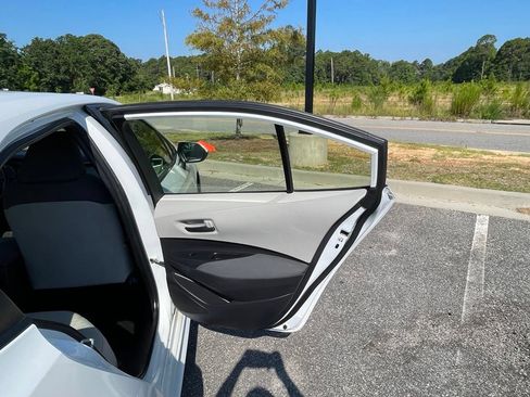 Used 2022 Toyota Corolla LE FWD image 48