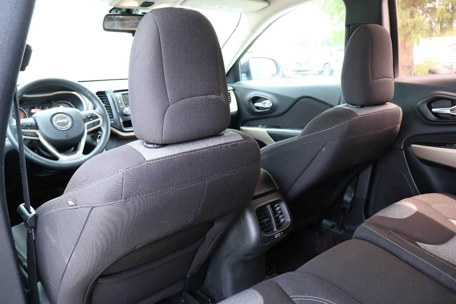 Used 2017 Jeep Cherokee Sport FWD image 12