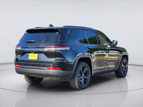 Used 2023 Jeep Grand Cherokee Altitude AWD/4WD image 5