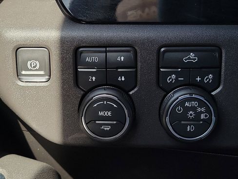 Used 2025 Chevrolet Silverado 1500 LT Trail Boss AWD/4WD image 16