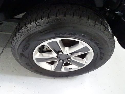 Used 2020 Jeep Wrangler Unlimited Sahara AWD/4WD image 28
