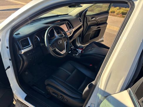 Used 2017 Toyota Highlander SE image 17