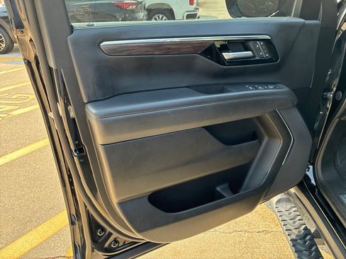 Used 2025 Chevrolet Suburban Z71 AWD/4WD image 18