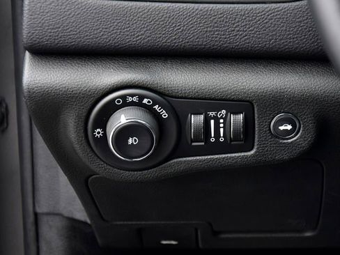 Used 2015 Chrysler 200 C w/ Navigation & Sound Group I image 25