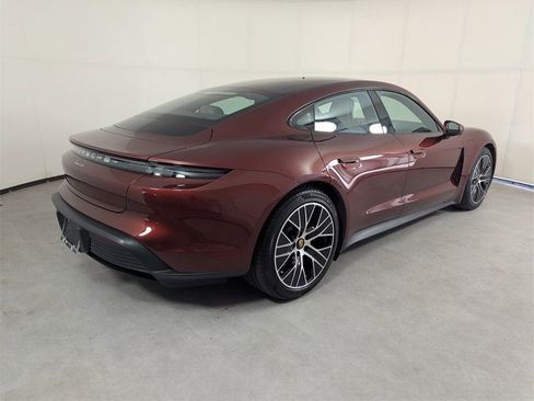 Used 2022 Porsche Taycan image 4