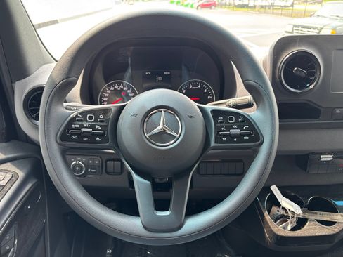Used 2023 Mercedes-Benz Sprinter 2500 image 27