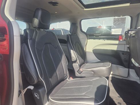 Used 2024 Chrysler Pacifica Limited w/ Uconnect Theater Family Group image 44