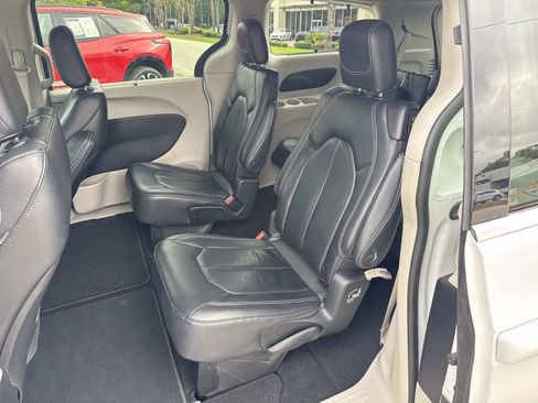 Used 2022 Chrysler Pacifica Touring-L FWD image 11