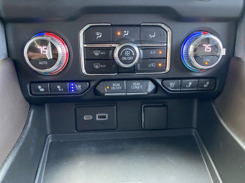 Used 2022 GMC Yukon SLT w/ SLT Luxury Package image 18