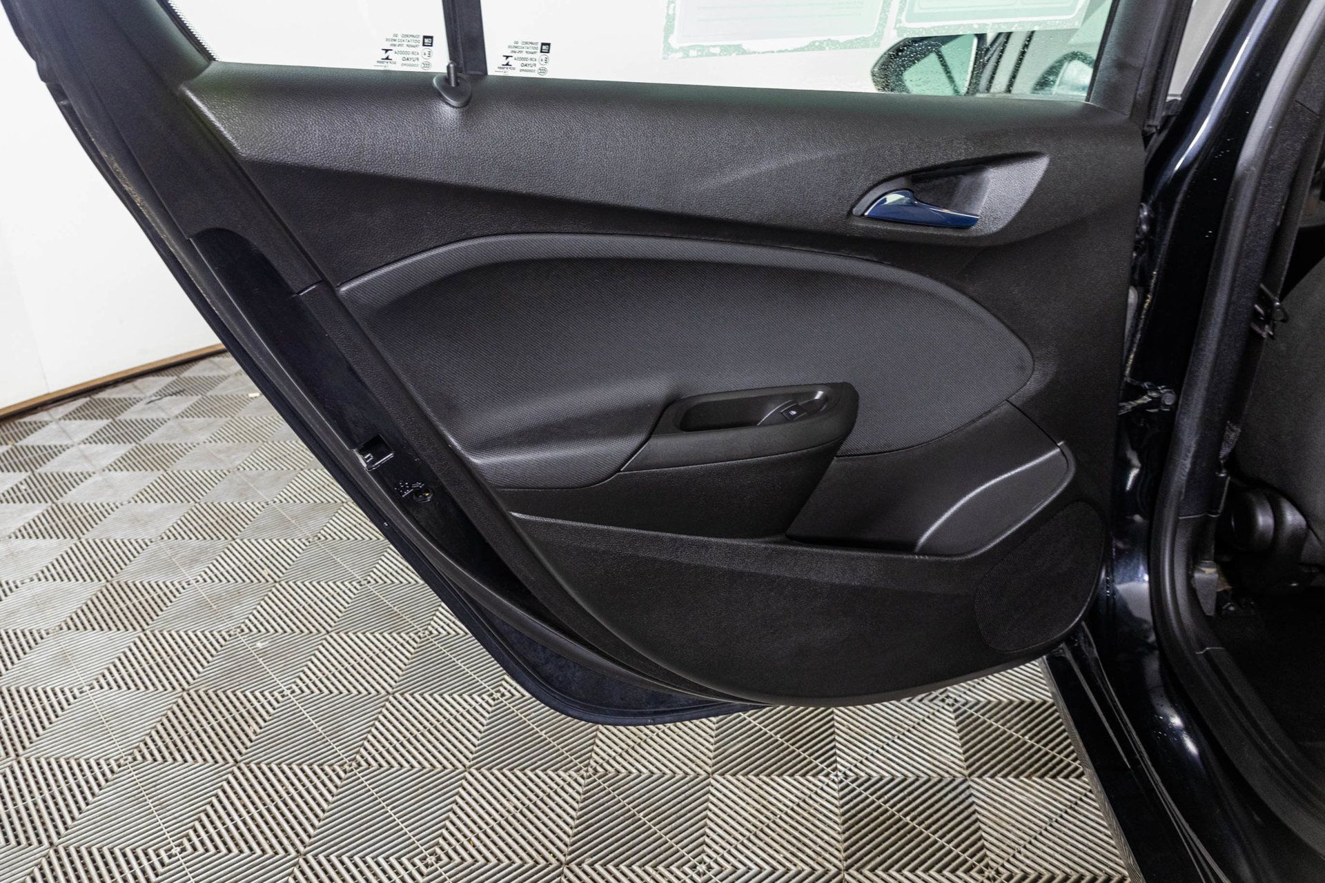 Used 2017 Chevrolet Cruze LS FWD image 35