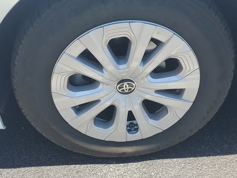 Used 2020 Toyota Prius LE FWD image 4