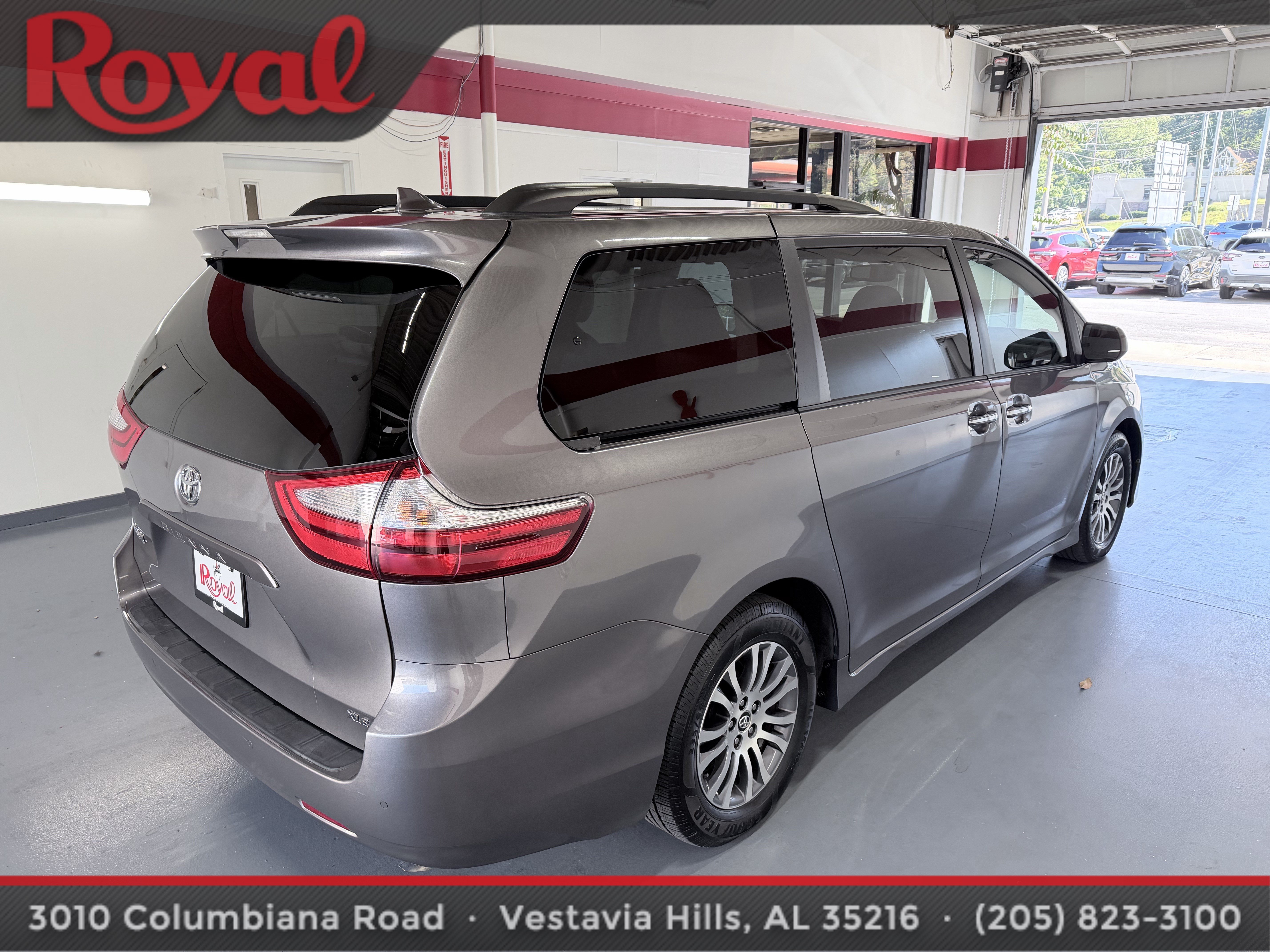 Used 2018 Toyota Sienna XLE w/ XLE Navigation Package FWD image 4