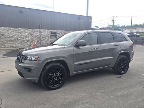 Used 2019 Jeep Grand Cherokee Altitude AWD/4WD image 3