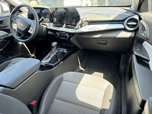 Used 2024 Chevrolet Trax LT w/ Sunroof Package FWD image 4