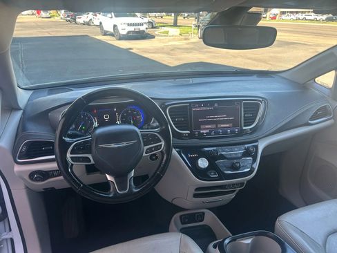 Used 2021 Chrysler Pacifica Touring-L image 4