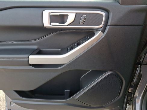 Used 2021 Ford Explorer XLT w/ Equipment Group 202A image 12