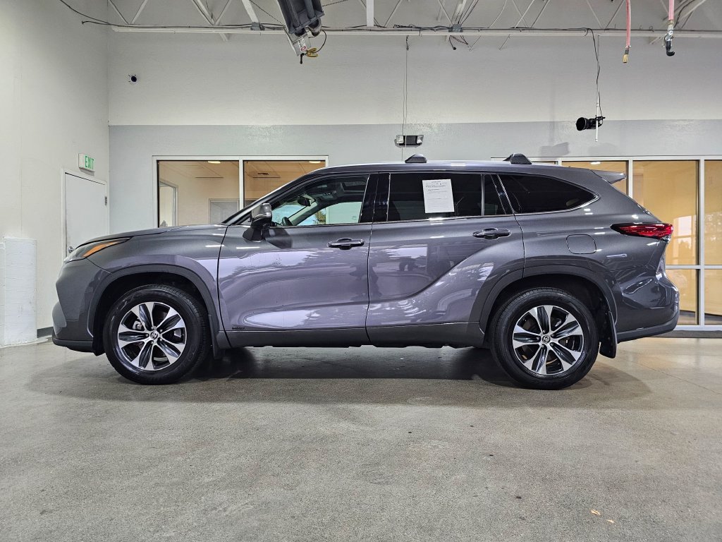 Used 2022 Toyota Highlander XLE AWD/4WD image 8