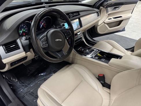 Used 2020 Jaguar XF Premium image 32
