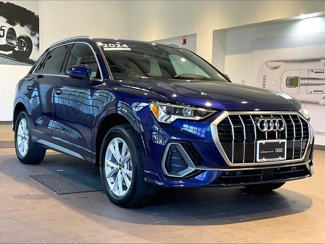 Used 2024 Audi Q3 2.0T Premium w/ Convenience Package AWD/4WD image 1