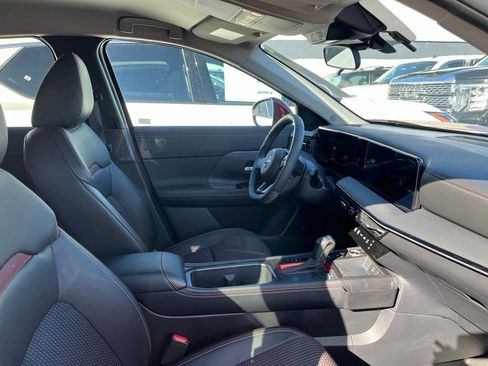 Used 2025 Nissan Kicks SR AWD/4WD image 2