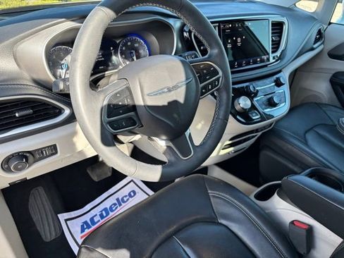 Used 2022 Chrysler Pacifica Touring-L FWD image 13