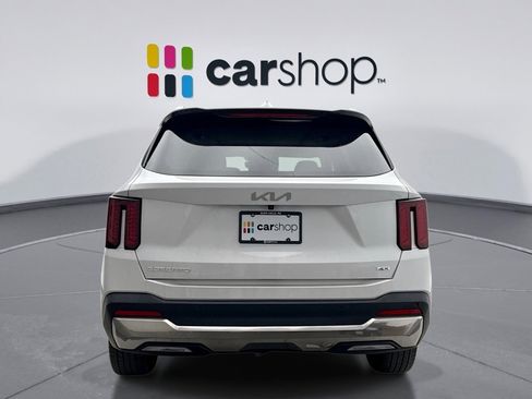 Used 2024 Kia Sorento S w/ Panoramic Sunroof Package image 4
