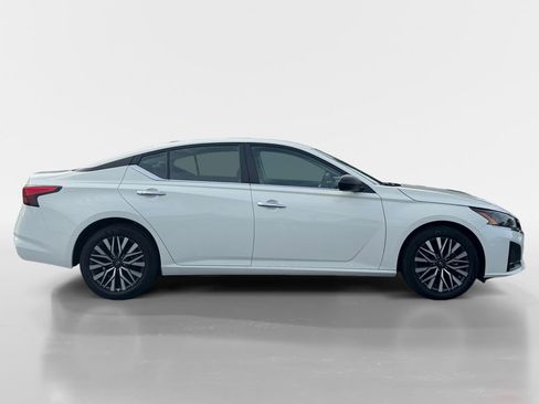 Used 2025 Nissan Altima 2.5 SV FWD image 3