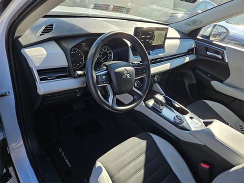 Used 2025 Mitsubishi Outlander SE image 13