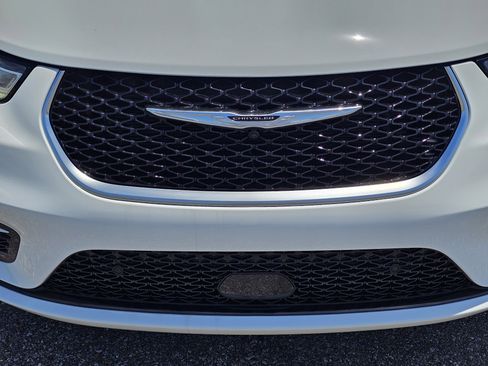 New 2026 Chrysler Pacifica Pinnacle w/ Trailer Tow Group AWD/4WD image 4