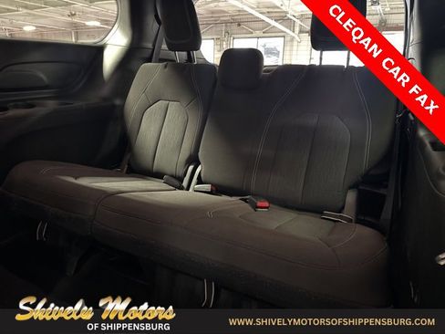 Used 2024 Chrysler Pacifica Touring image 28