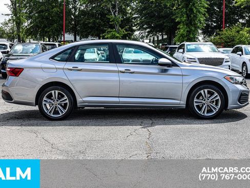 Used 2024 Volkswagen Jetta SE FWD image 10